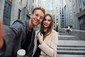 fa autoscatto. donna e uomo nel il cittadina a giorno. bene vestito persone foto