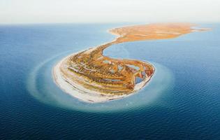 bellissimo terra. aereo Visualizza di jarilgach isola nel Ucraina. maestoso paesaggi foto