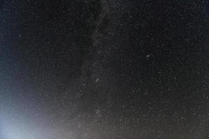 fantastico Visualizza di notte stellato cielo con mily modo galassia. concezione di spazio foto