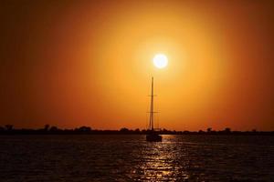 maestoso Visualizza di yacht quello è nel il mare a sera volta. bellissimo tramonto foto