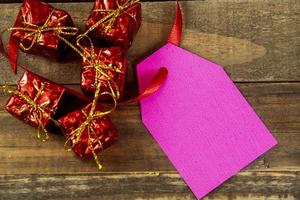 decorativo Natale elementi Il prossimo per carta con rosso nastro e spazio per Scrivi foto