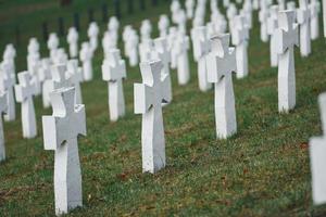 cimitero con molti di bianca memoriale croci di senza nome le persone. concezione di Morte foto