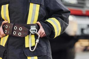 femmina pompiere nel protettivo uniforme in piedi vicino camion foto