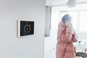 problema con temperatura. donna è in casa controllo inteligente casa tecnologia foto