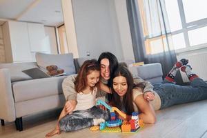 femmina lesbica coppia con poco figlia la spesa tempo insieme a casa foto