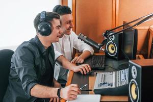 Due ragazzi è in casa nel il Radio studio è occupato di trasmissione foto