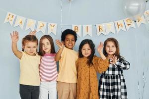 in posa per il telecamera. bambini su festeggiare compleanno festa in casa avere divertimento insieme foto