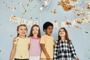 in posa per il telecamera. bambini su festeggiare compleanno festa in casa avere divertimento insieme foto