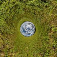 blu buco sfera poco pianeta dentro verde erba il giro telaio sfondo foto