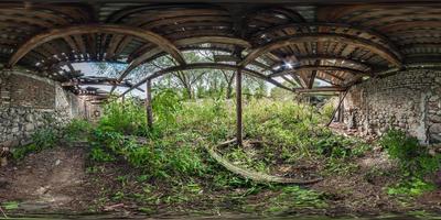 360 hdr panorama dentro abbandonato rovinato cespuglioso di legno decomposizione hangar o vecchio edificio nel pieno senza soluzione di continuità sferico hdri panorama nel equirettangolare proiezione, ar vr virtuale la realtà soddisfare foto