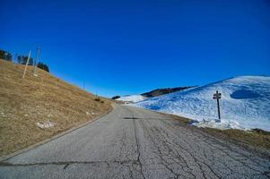 paesaggio invernale innevato foto