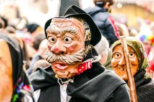 non identificato persone indossare carnevale maschere a il Venezia carnevale nel Venezia, Italia, circa febbraio 2022 foto