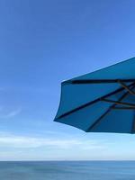 blu spiaggia ombrello su estate blu cielo sfondo