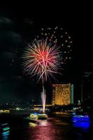 fuochi d'artificio sul fiume nel cielo scuro foto