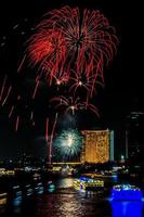 fuochi d'artificio sul fiume nel cielo scuro foto