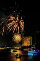 fuochi d'artificio sul fiume nel cielo scuro foto