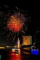 fuochi d'artificio sul fiume nel cielo scuro foto