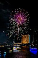 fuochi d'artificio sul fiume nel cielo scuro foto