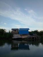 rotto capanna di il fiume foto