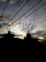 silhouette di un' moschea a tramonto. bellissimo cielo foto