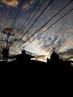 silhouette di un' moschea a tramonto. bellissimo cielo foto