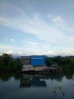 rotto capanna di il fiume foto