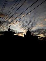 silhouette di un' moschea a tramonto. bellissimo cielo foto