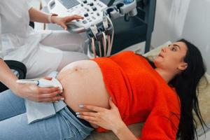 ultrasuono diagnostico. incinta donna è nel il clinica nel Consiglio dei ministri e avere Salute dai un'occhiata foto