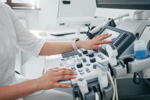 professionale femmina clinica lavoratore nel bianca cappotto è in casa nel il Consiglio dei ministri foto