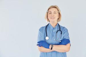 di mezza età professionale femmina medico nel uniforme e con stetoscopio foto