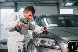 professionale lavoratore. uomo nel uniforme è nel il auto servizio foto