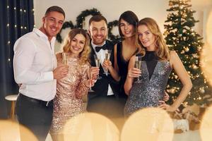 x-mas vacanze. gruppo di persone avere un' nuovo anno festa in casa insieme foto