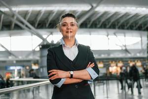 donna nel formale Abiti è Lavorando nel il aeroporto come dipendente foto
