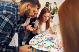 nel domestico camera. gruppo di amici avere festa in casa insieme foto