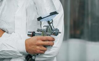 pronto per il la pittura. uomo nel uniforme è Lavorando nel il auto servizio foto