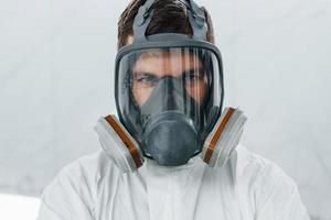 ritratto di uomo nel il protettivo maschera. lavoratore nel uniforme è nel il auto servizio foto