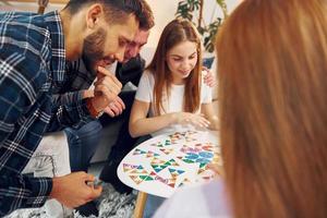 nel domestico camera. gruppo di amici avere festa in casa insieme foto