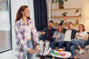 giocando gioco con utilizzando corpo linguaggio e pose. gruppo di amici avere festa in casa insieme foto