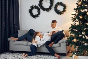 Natale decorazione. contento famiglia festeggiare vacanze in casa insieme foto