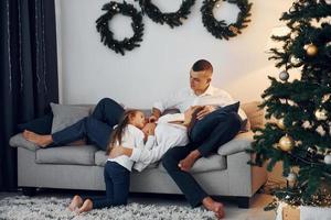 Natale decorazione. contento famiglia festeggiare vacanze in casa insieme foto