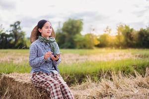 donna contadino utilizzando tecnologia mobile nel riso campo foto