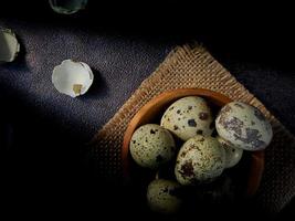 Quaglia uova a partire dal Quaglia, un' collezione di Quaglia uova su un' di legno piatto con un' nero sabbia sfondo foto