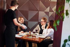 giovane coppia e madre. in casa di nuovo moderno lusso ristorante foto