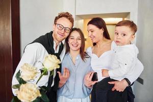 Due donne, tipo, e poco ragazzo. in casa di nuovo moderno lusso ristorante foto