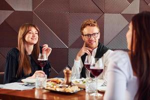 giovane coppia e madre. in casa di nuovo moderno lusso ristorante foto