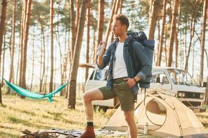 prende un' rompere. uomo è in viaggio solo nel il foresta a giorno a estate foto