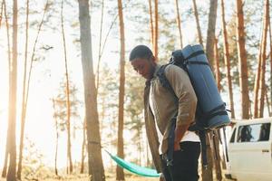 africano americano uomo è in viaggio solo nel il foresta a giorno a estate foto