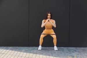 allungamento esercizi. giovane donna nel abbigliamento sportivo avere fitness sessione all'aperto foto