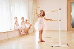 praticante danza si sposta. poco ballerine preparazione per prestazione foto