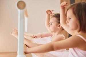 poco ballerine preparazione per prestazione di praticante danza si sposta foto